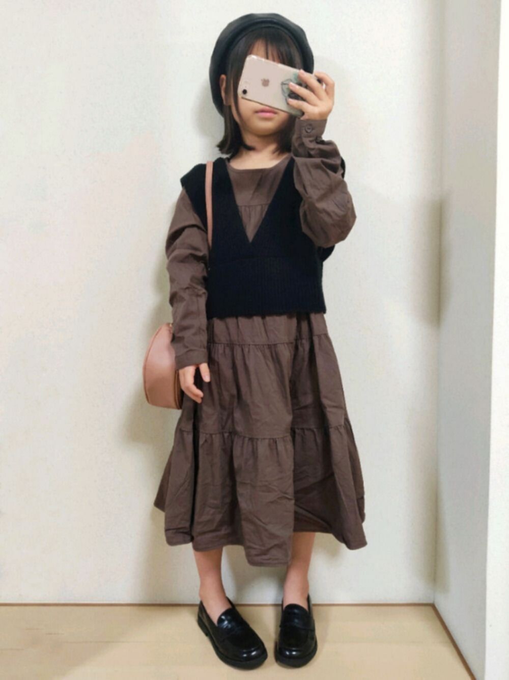 「ワンピース、ポシェット、ベレー帽、シンプルコーデ、ブラウン、ニット、ニットベスト、ローファー、キッズコーデ、レザーLOVEスナップ」｜「devirockのティアード長袖ワンピース（ワンピース、ブラウン系）」を使った、こよいのコーディネートさん（キッズ・128cm）の秋コーディネートの1枚目の写真