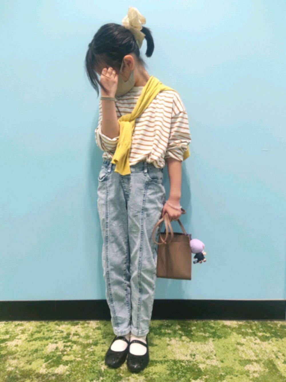 「デニムパンツ、ショルダーバッグ、ボーダー、たすき掛け、カーディガン、タックイン、ハイウエスト、プチプラ、ビタミンカラー、バレエシューズ」｜「Green　ParksのボーダーロンT＊（Tシャツ/カットソー、イエロー系）」を使った、こよいのコーディネートさん（キッズ・131cm）の春コーディネートの1枚目の写真