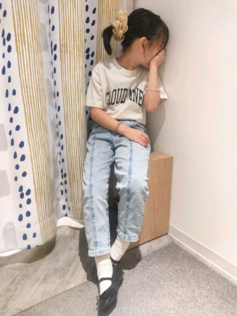 「デニムパンツ、バレエシューズ、ロゴT、シンプルコーデ、プチプラ、タックイン、ハイウエスト、シュシュ、カジュアルコーデ、白Tシャツ」｜「GUのアイテム（デニムパンツ、ブルー系）」を使った、こよいのコーディネートさん（キッズ・131cm）の春コーディネートの1枚目の写真
