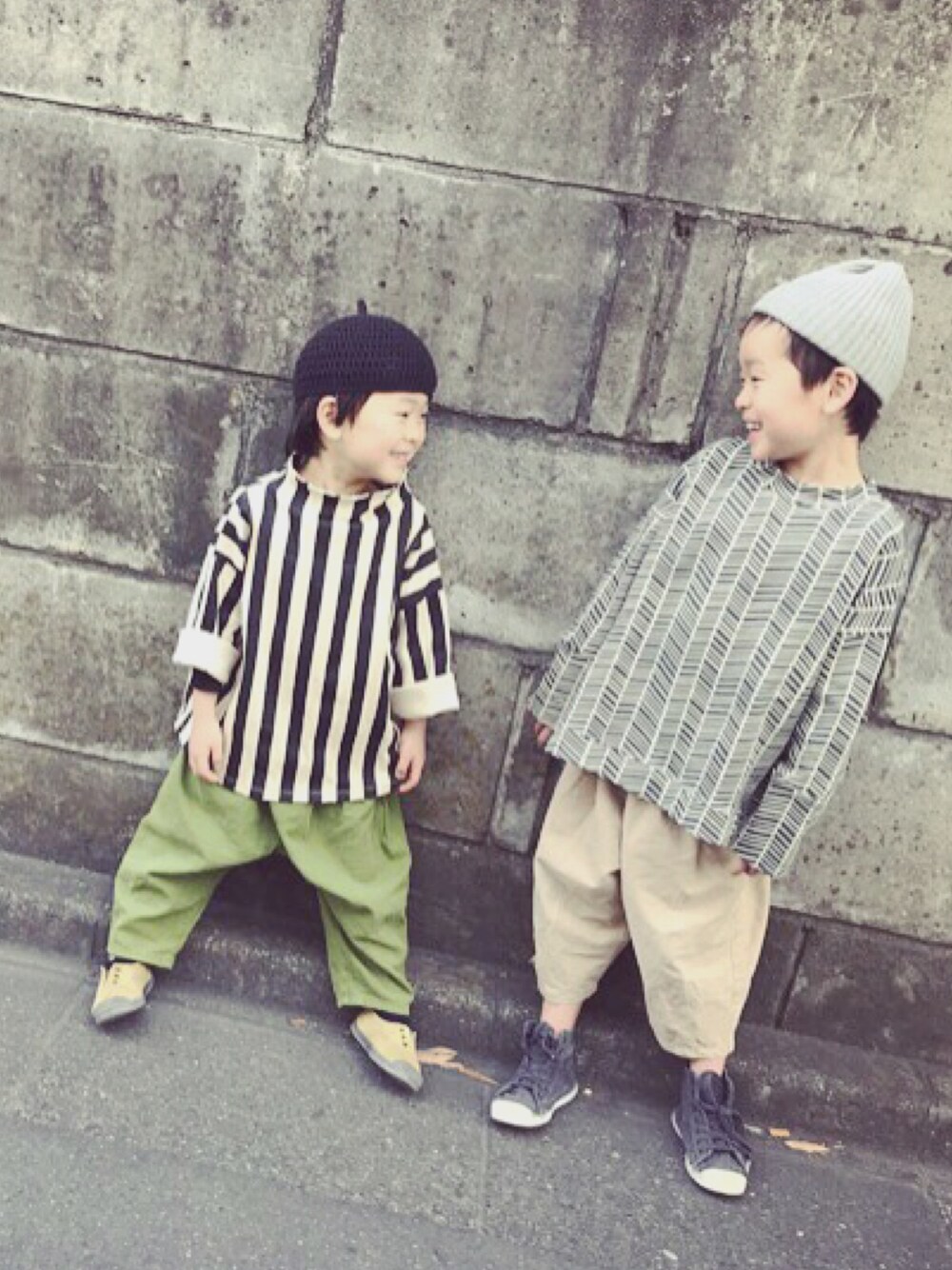 「kids、おとこのこ、兄弟コーデ、7歳、5歳、アルカカマ、韓国子供服」｜「arkakamaのアイテム（トップス、ブラック系）」を使った、s ☆ MOMOさん（キッズ・110cm）の冬コーディネートの1枚目の写真