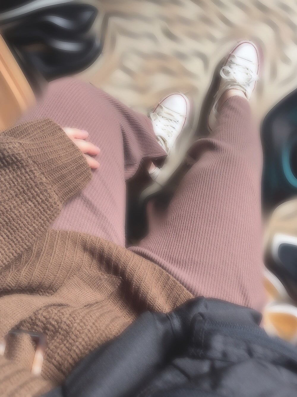 ブラウン系のニット/セーター、ホワイト系のスニーカー、ブラウン系のパンツを着用したレディースの秋コーディネートの1枚目の写真