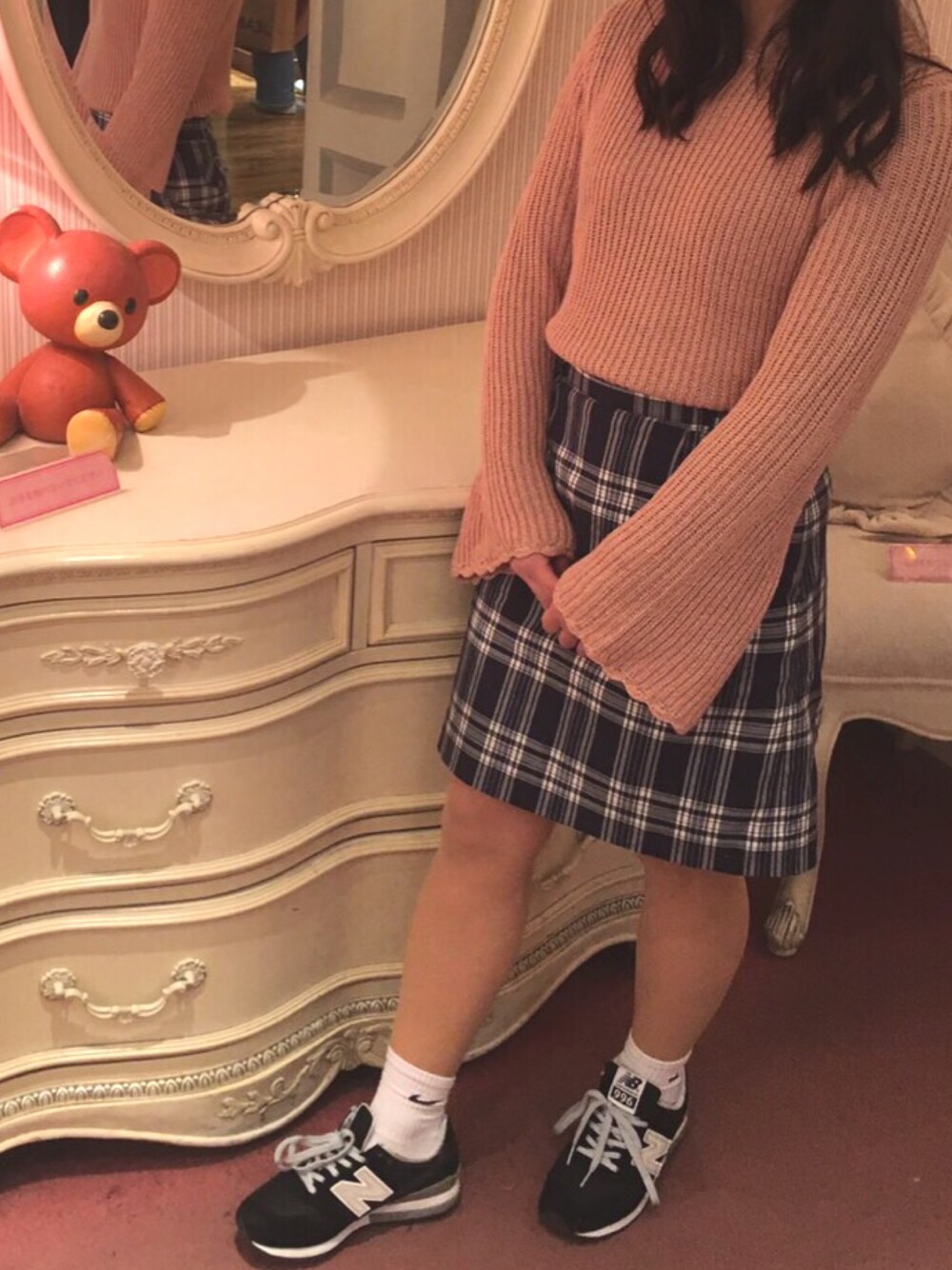 「ニット帽、ピンクニット、ピンク、FOREVER 21、チェックスカート、New Balance、きれいめカジュアル、はるコーデ、ガーリー、スニーカー」｜「FOREVER 21のアイテム（ニット/セーター、ピンク系）」を使った、kさん（レディース・153cm）の冬コーディネートの1枚目の写真