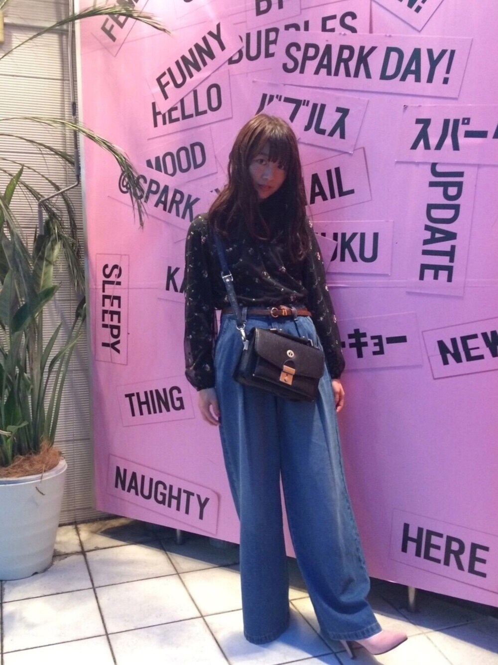 「denim、GU、しまむら、刺繍、パンプス、ワイドパンツ、オトナカジュアル、黒、プチプラ、はるコーデ」｜「しまむらのアイテム（シャツ/ブラウス、ブラック系）」を使った、kさん（レディース・153cm）の冬コーディネートの1枚目の写真