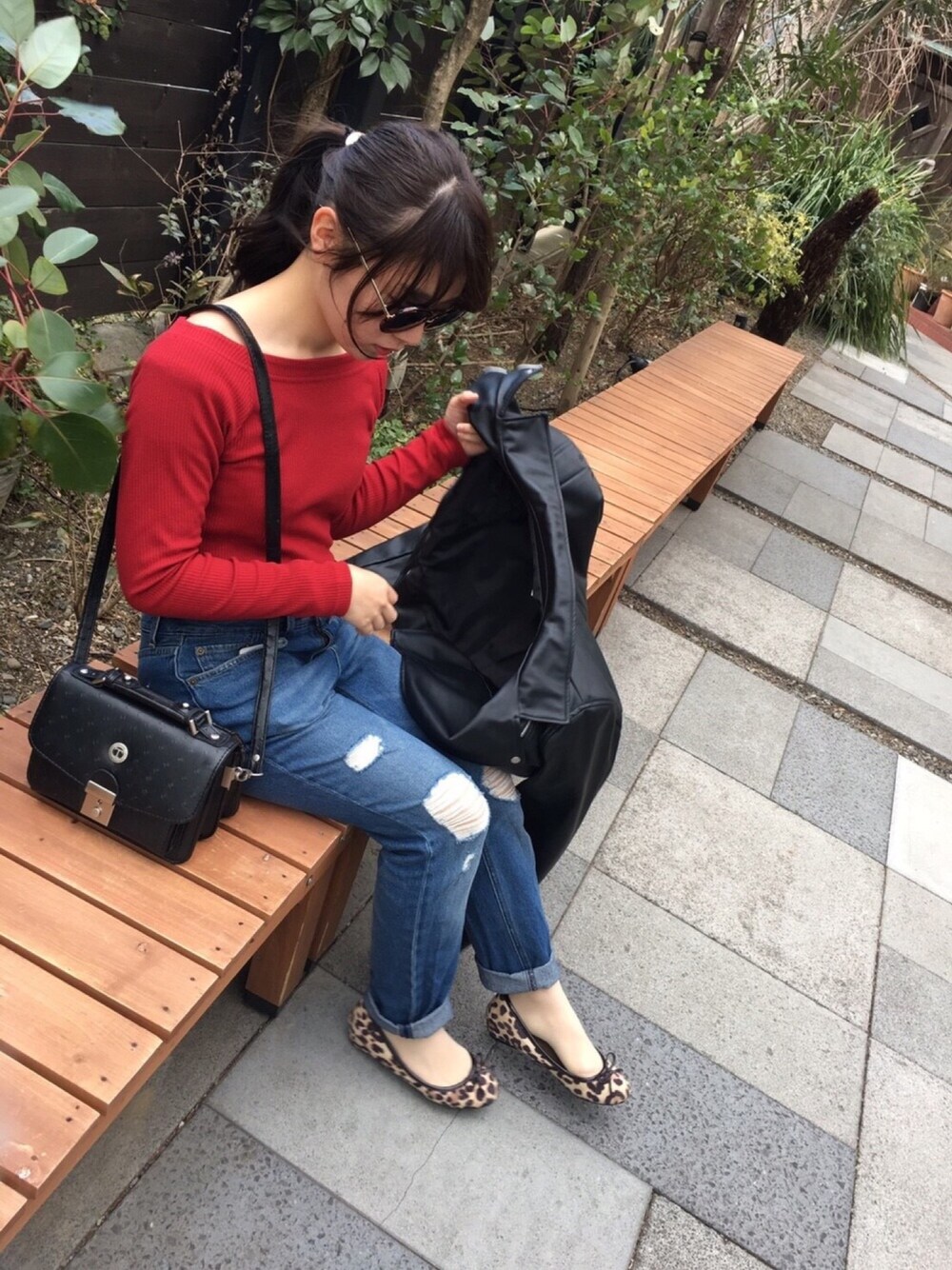 「オトナカジュアル、denim、春、赤、ライダース、GU、プチプラ、ボーイフレンドデニム、はるコーデ、バレエシューズ」｜「Honeysのアイテム（ライダースジャケット、ブラック系）」を使った、kさん（レディース・153cm）の冬コーディネートの1枚目の写真