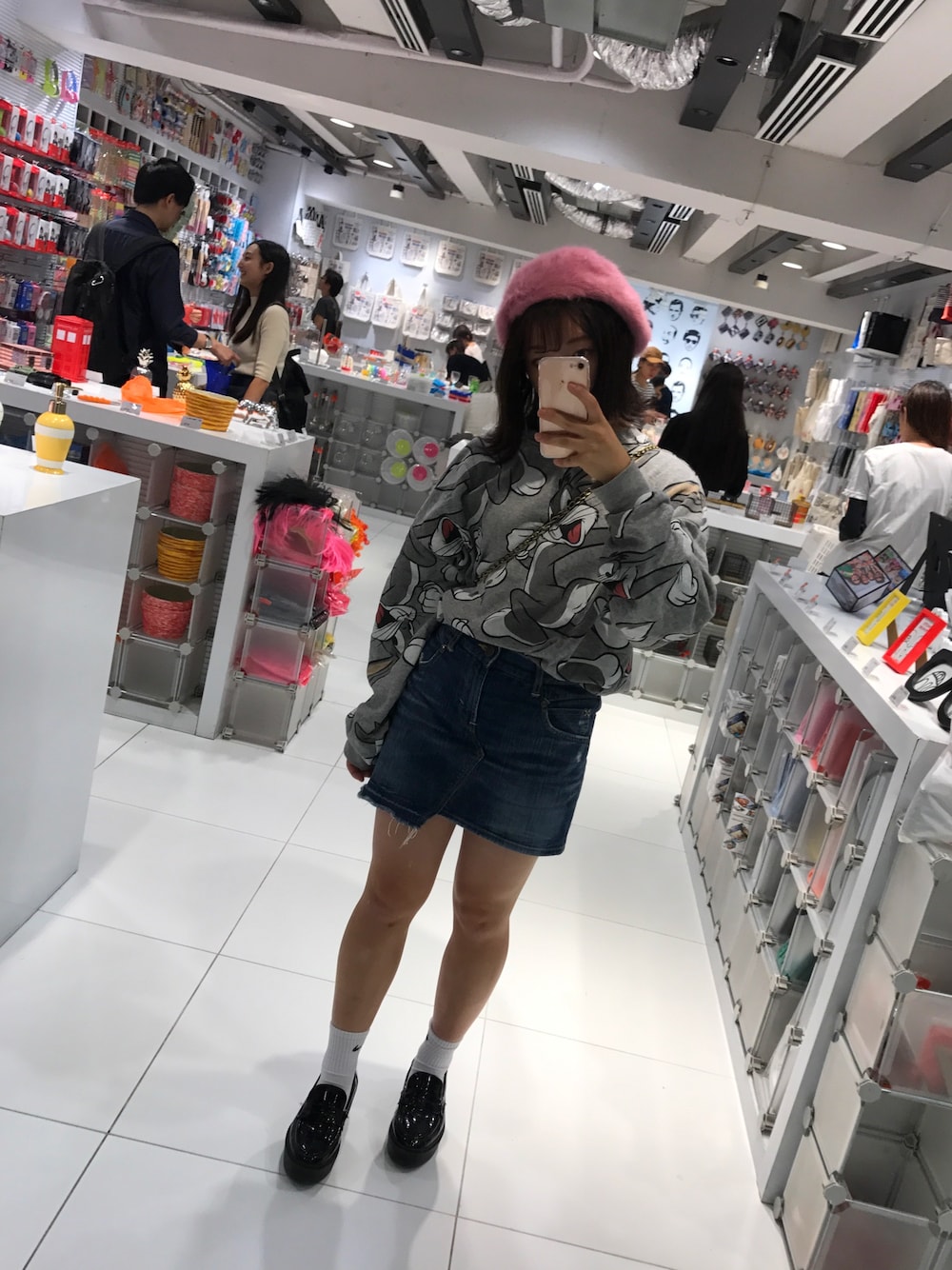 「ベレー帽、トレーナー、デニムスカート、オルチャンファッション、ローリーズファーム(LOWRYS FARM)、H&M、LEE、プチプラコーデ、古着MIX、ローファー」｜「H&Mのアイテム（スウェット、グレー系）」を使った、kさん（レディース・153cm）の秋コーディネートの1枚目の写真