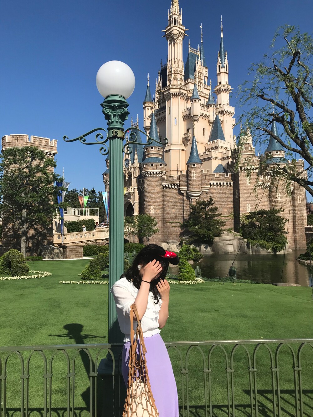 「ootd、ブラウス、ディズニー、ディズニーコーデ、JEANASiS、オトナカジュアル、かごバッグ、AIRMAX90」｜「JEANASISのアイテム（スカート、パープル系）」を使った、kさん（レディース・153cm）の夏コーディネートの1枚目の写真