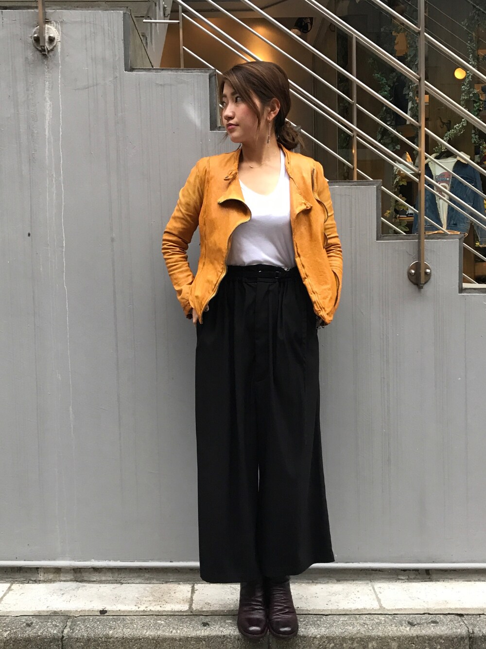 「GIORGIO BRATO、レザージャケット、OFFICINE CREATIVE、ブーツ、B2nd、B2nd神南、ボルドー、秋のコーデ」｜「M/M ATTACHMENTのアイテム（パンツ、ブラック系）」を使った、Ito Tomomiさん（レディース・160cm）の秋コーディネートの1枚目の写真