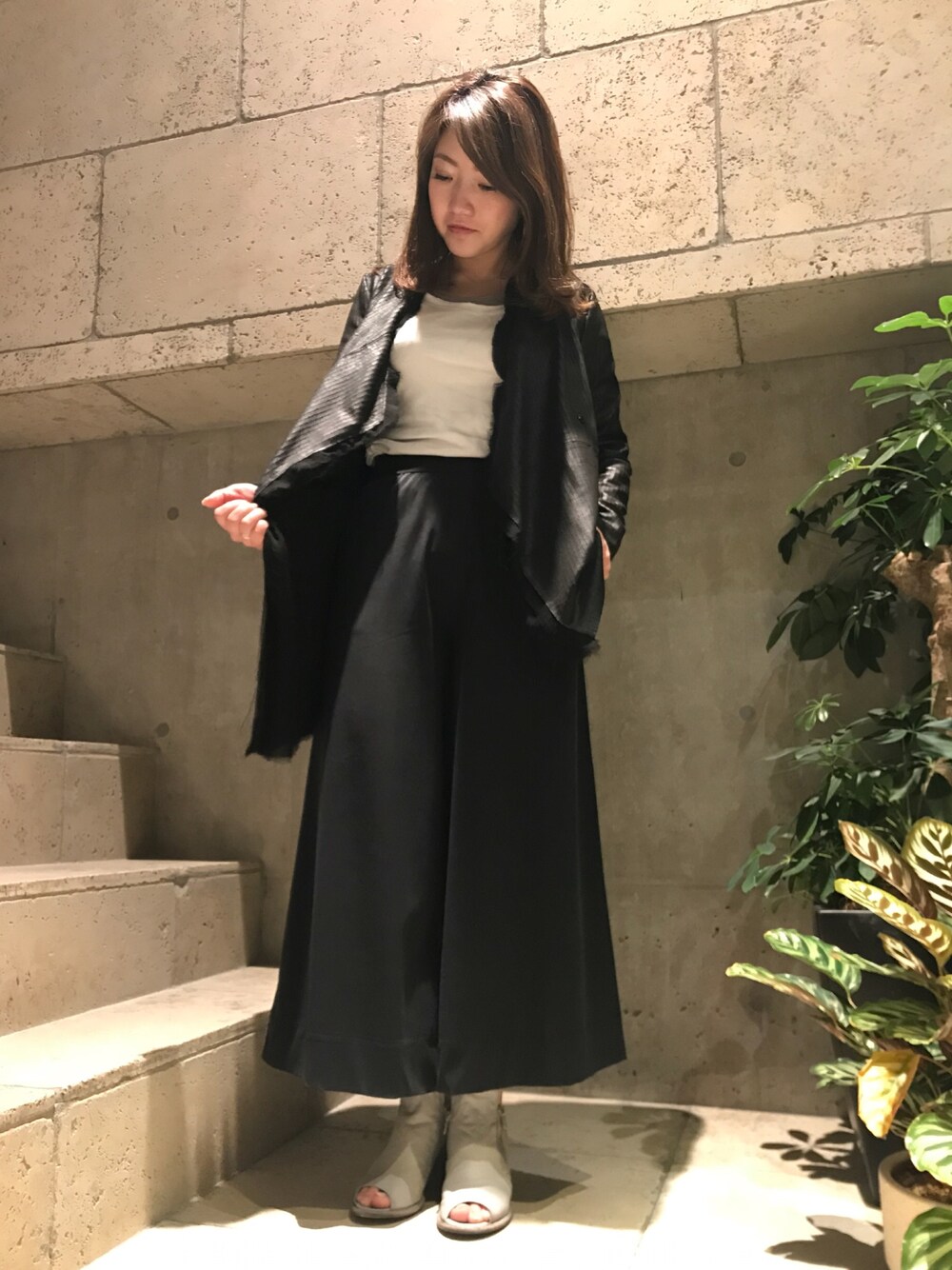 「GIORGIO BRATO、OFFICINE CREATIVE、レザージャケット、レザーシューズ、B2nd、B2nd神南、ブラック」｜「bajraのbajra（バジュラ）別注ストレッチワイドPT（その他パンツ、ブラック系）」を使った、Ito Tomomiさん（レディース・160cm）の冬コーディネートの1枚目の写真