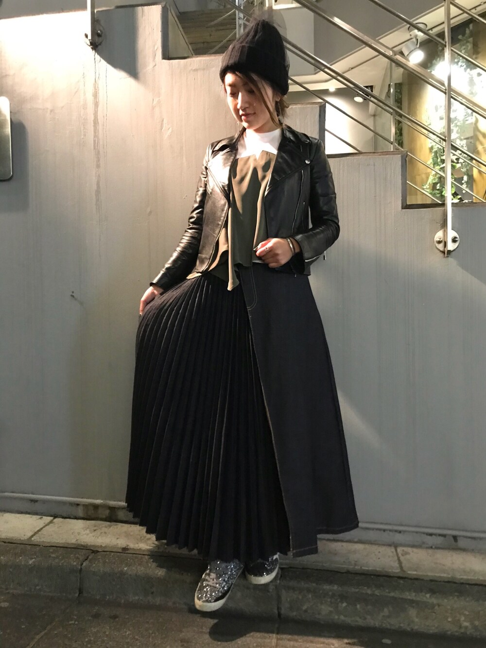 「yasutoshiezumi、GOLDEN GOOSE、droitbello、ライダース、シルバーシューズ、春コーデ、B2nd、B2nd神南、オトナカジュアル」｜「Yasutoshi Ezumiのアイテム（デニムスカート、ブルー系）」を使った、Ito Tomomiさん（レディース・160cm）の春コーディネートの1枚目の写真