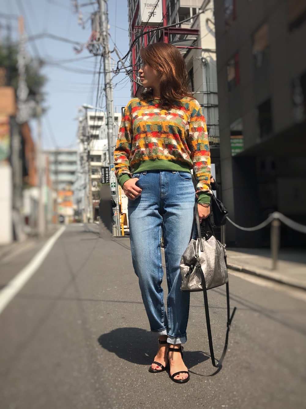 「デニムパンツ、YANUK、カジュアルコーデ、B2nd、オトナカジュアル、ROBERTO COLLINA、B2nd神南」｜「ROBERTO COLLINAのアイテム（ニット/セーター、その他）」を使った、Ito Tomomiさん（レディース・160cm）の春コーディネートの1枚目の写真