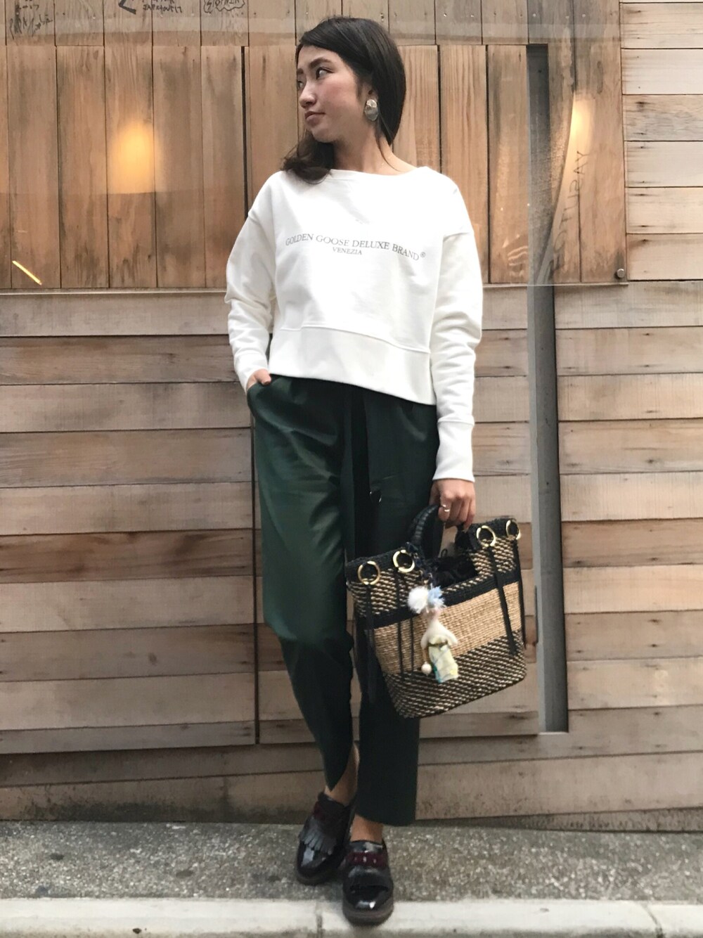 「GOLDEN GOOSE、スエット、B2nd、VIOLA d'ORO、yasutoshiezumi、B2nd神南」｜「Yasutoshi Ezumiのアイテム（その他パンツ、グリーン系）」を使った、Ito Tomomiさん（レディース・160cm）の春コーディネートの1枚目の写真
