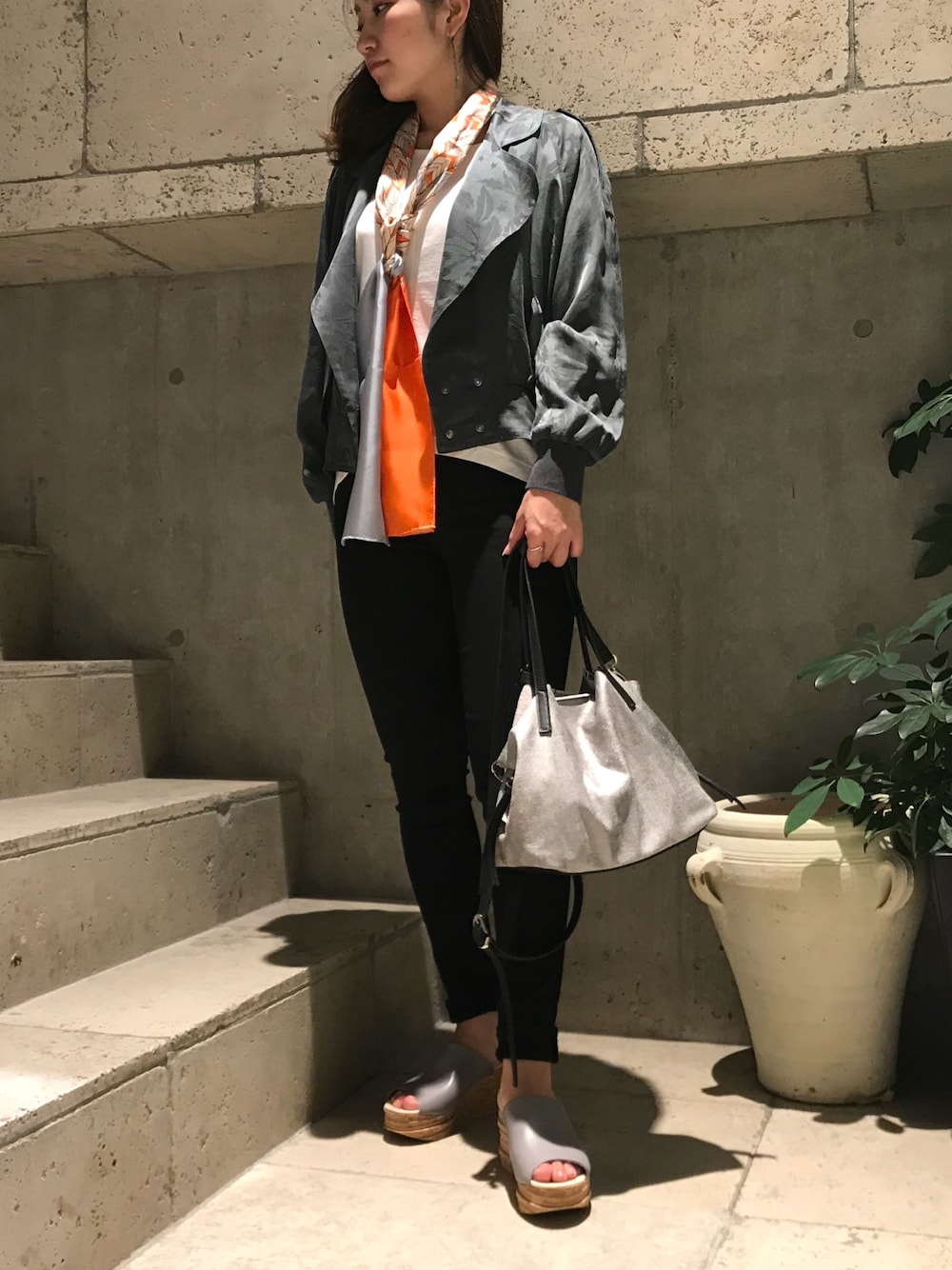 「YANUK、B2nd、8PM、B2nd神南」｜「YANUKのアイテム（その他パンツ、ブラック系）」を使った、Ito Tomomiさん（レディース・160cm）の春コーディネートの1枚目の写真