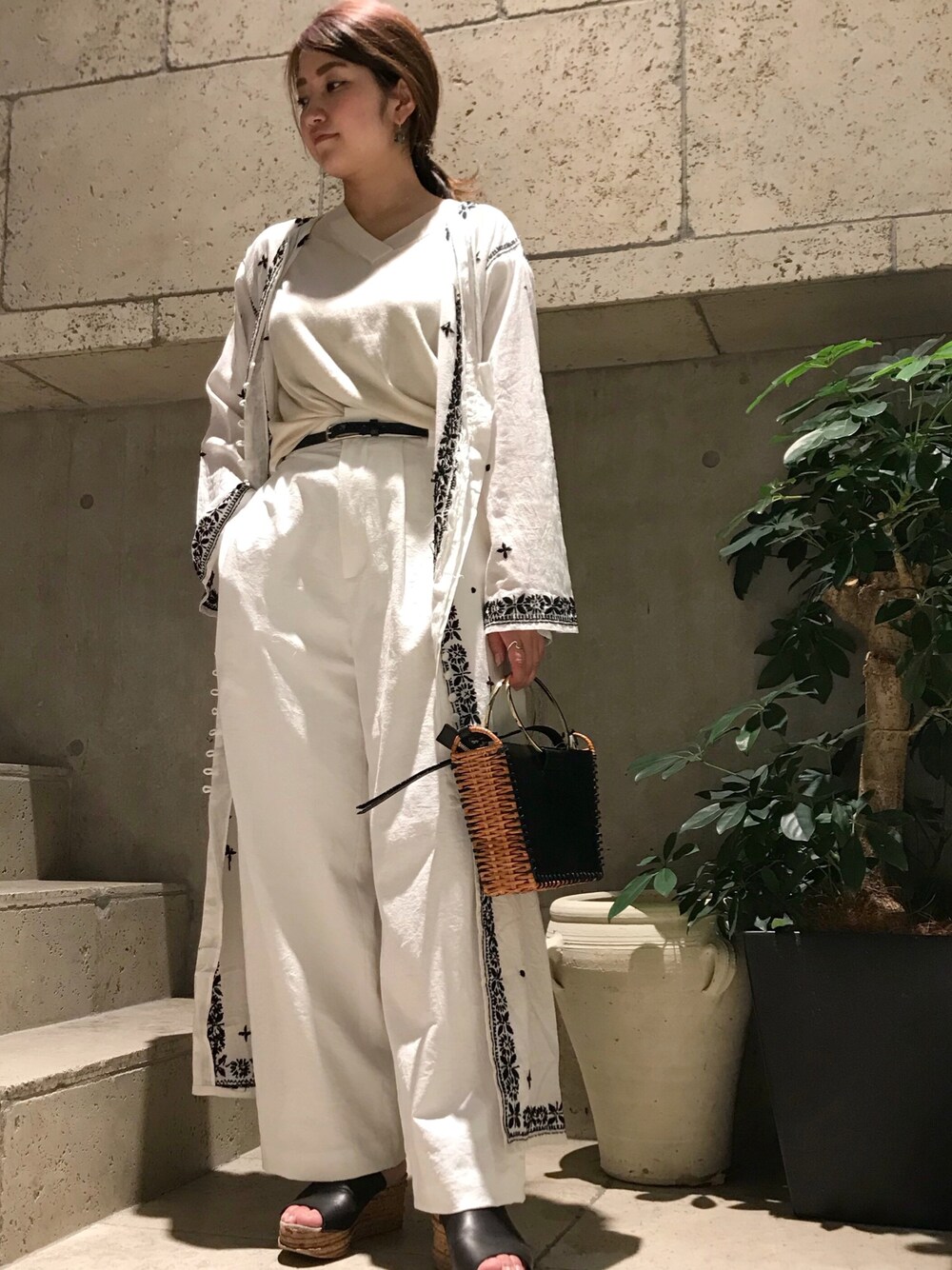 「ワイドパンツ、Munich、B2nd、オトナカジュアル、VIOLA d'ORO、wa...lance★★、le crabe rouge、B2nd神南」｜「VIOLAd'OROのVIOLAdORO ショルダーバッグ（ショルダーバッグ、ブラック系）」を使った、Ito Tomomiさん（レディース・160cm）の春コーディネートの1枚目の写真