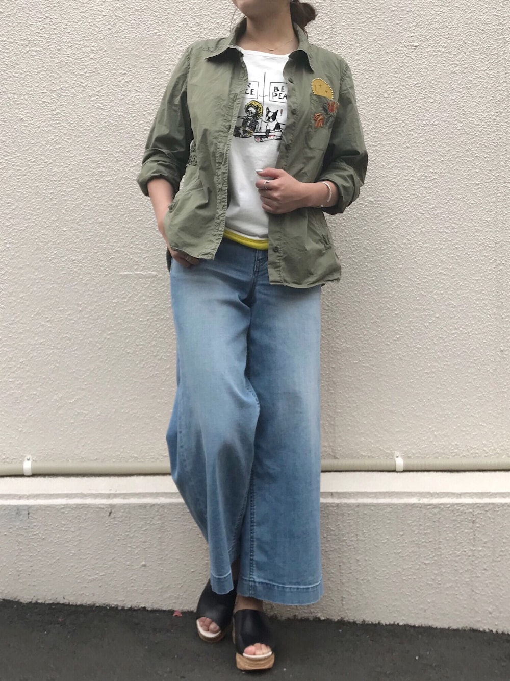 「カジュアル、REMI RELIEF、別注、YANUK、B2nd、B2nd神南」｜「YANUKのアイテム（デニムパンツ、ブルー系）」を使った、Ito Tomomiさん（レディース・160cm）の夏コーディネートの1枚目の写真