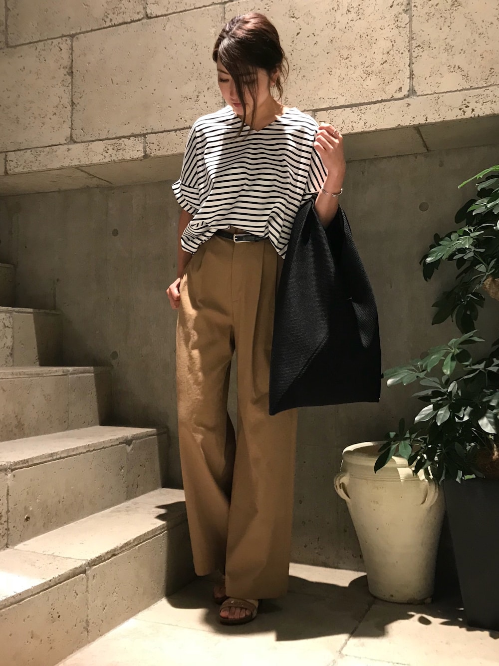 「ボーダー、MM6、Munich、リネンパンツ、B2nd、B2nd神南」｜「Munichのアイテム（Tシャツ/カットソー、ホワイト系）」を使った、Ito Tomomiさん（レディース・160cm）の夏コーディネートの1枚目の写真
