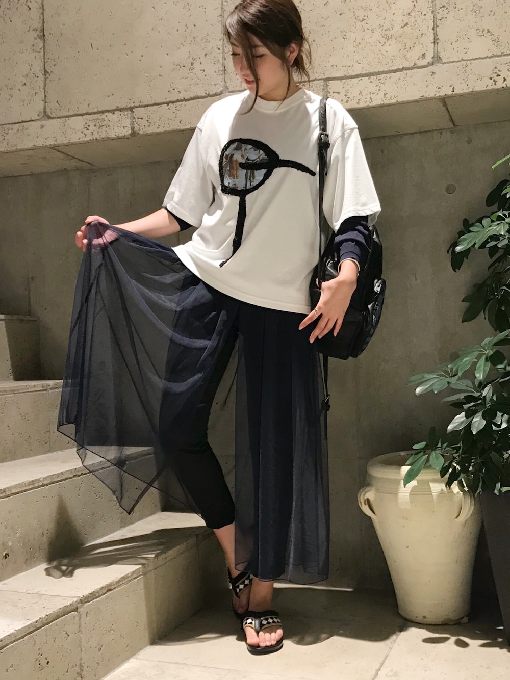 「ラフ、シースルー、カジュアルコーデ、bajra、TORRAZZO DONNA、le crabe rouge」｜「Torrazzo Donnaのアイテム（カーディガン/ボレロ、ブルー系）」を使った、Ito Tomomiさん（レディース・160cm）の夏コーディネートの1枚目の写真