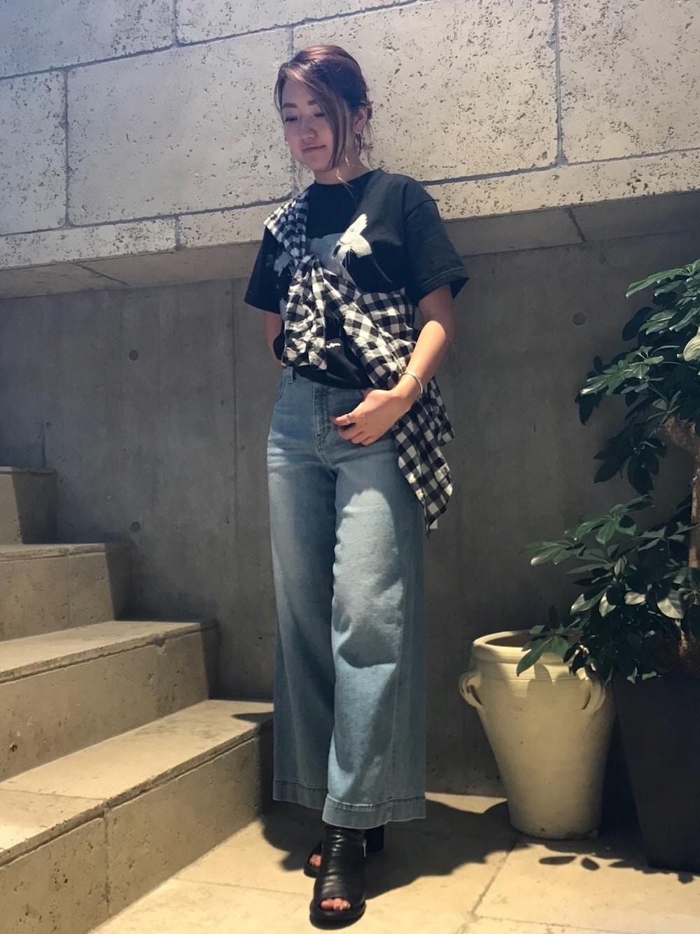「YANUK、パロディ、ティーシャツ、B2nd、OFFICINE CREATIVE、B2nd神南」｜「YANUKのYANUK(ヤヌーク）LYDIA　ワイドパンツ　美ST 3月号 P.140掲載アイテム（デニムパンツ、ブルー系）」を使った、Ito Tomomiさん（レディース・160cm）の夏コーディネートの1枚目の写真