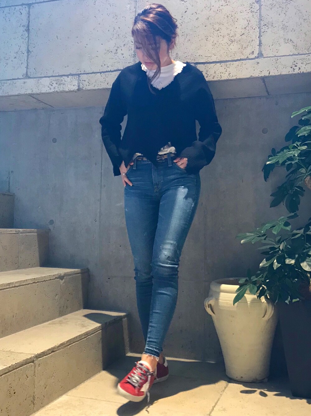 「別注、GOLDEN GOOSE、レイヤードスタイル、デニムパンツ、B2nd、オトナカジュアル、B2nd神南、EZUMI」｜「EZUMiのアイテム（ニット/セーター、ブラック系）」を使った、Ito Tomomiさん（レディース・160cm）の夏コーディネートの1枚目の写真