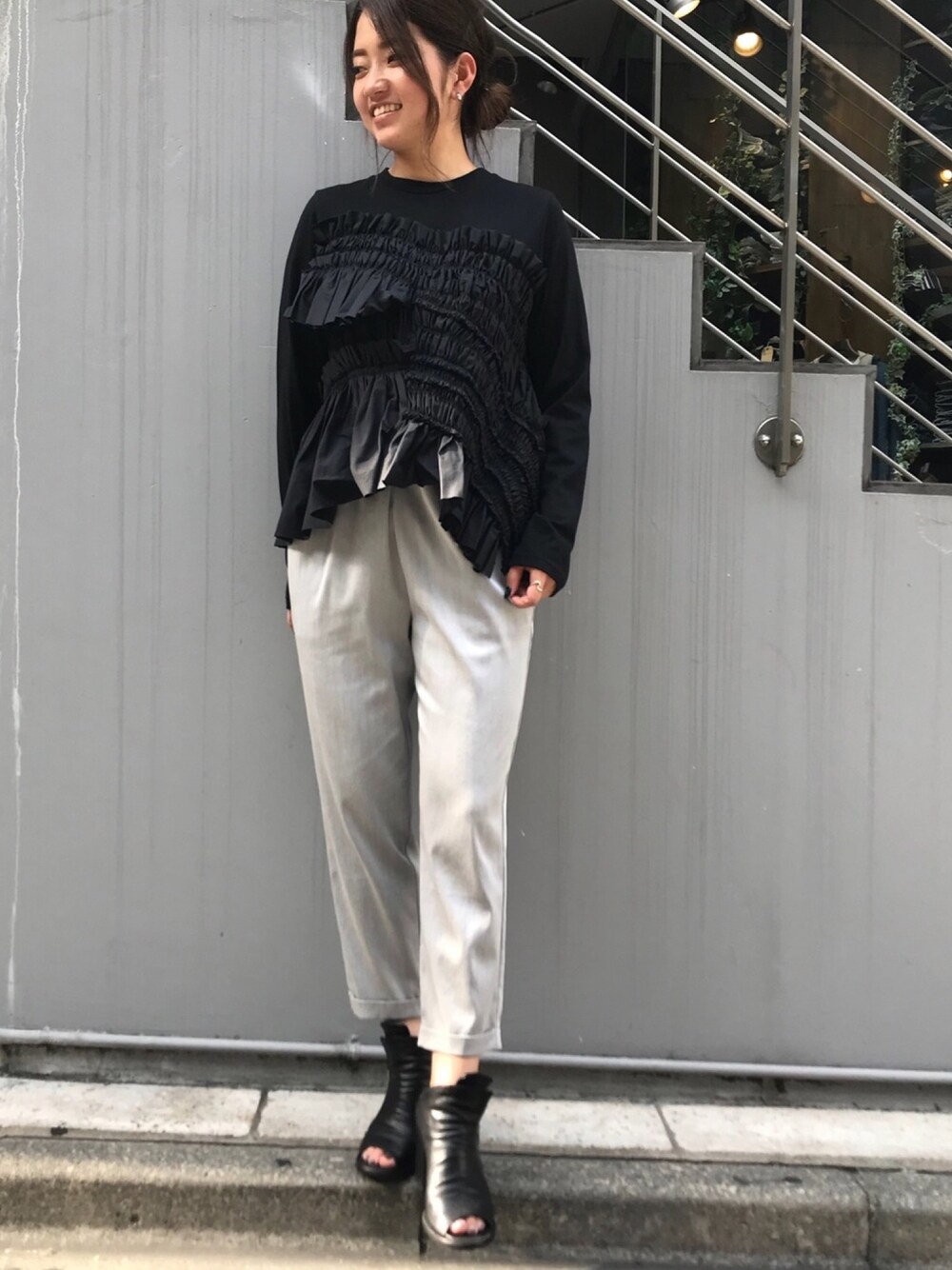 「ChikaKisada、marechal terre、B2nd、B2nd神南、OFFICINE CREATIVE、パンツスタイル、らくちんパンツ」｜「MARECHAL TERREのMARECHAL TERRE (マルシャルテル) テンセルナイロンツイルパンツ（その他パンツ、グレー系）」を使った、Ito Tomomiさん（レディース・160cm）の夏コーディネートの1枚目の写真