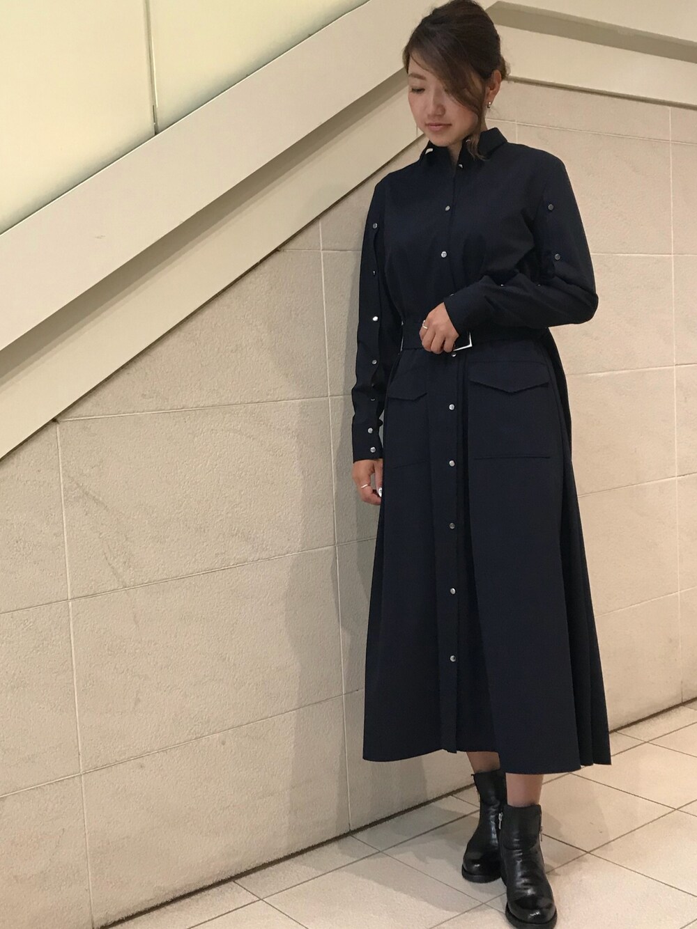 ブルー系のワンピース、ブラック系のブーツを着用したレディースの夏コーディネートの1枚目の写真