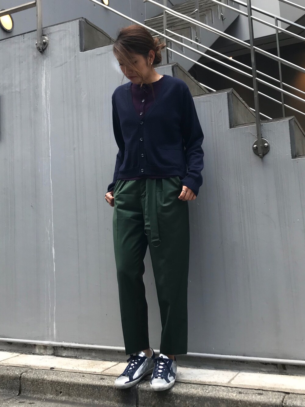 「EZUMI、GOLDEN GOOSE、スニーカー、大人カジュアル、新作、B2nd、B2nd神南」｜「EZUMiのアイテム（スラックス、グリーン系）」を使った、Ito Tomomiさん（レディース・160cm）の夏コーディネートの1枚目の写真