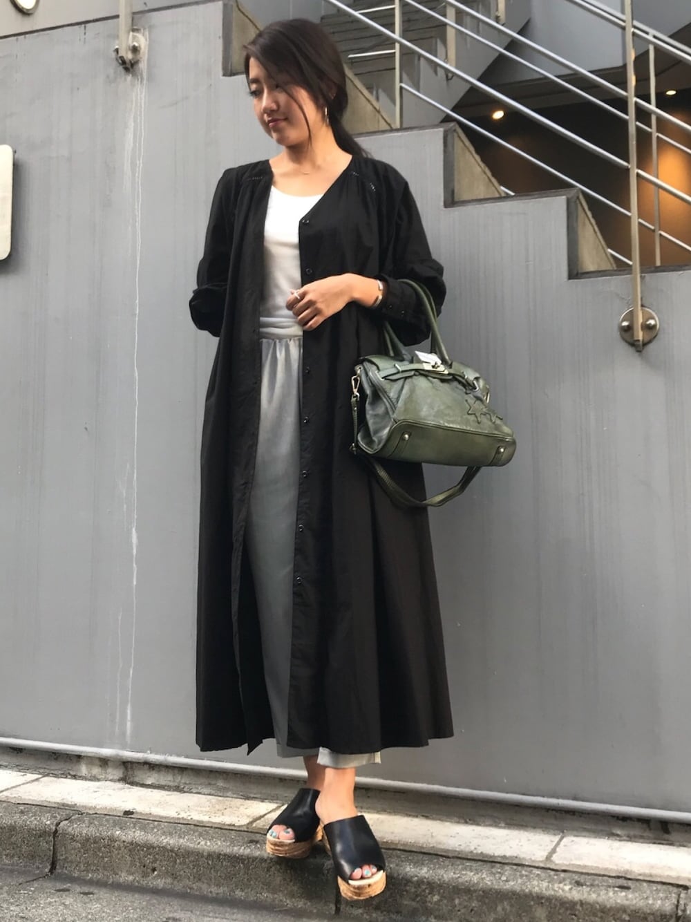 「marechal terre、B2nd、TORRAZZO DONNA、le crabe rouge、B2nd神南」｜「LE CRABE ROUGEのLE CRABE ROUGE （ル・クラベ・ルージュ）コルクソール（サンダル、ブラック系）」を使った、Ito Tomomiさん（レディース・160cm）の夏コーディネートの1枚目の写真