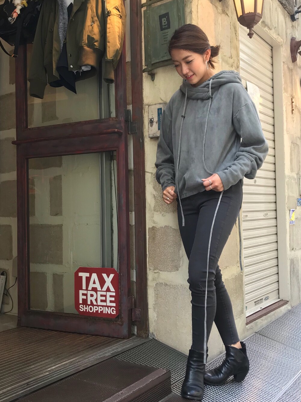「droitbello、シルバーピアス、surt、OFFICINE CREATIVE、B2nd、b2nd新宿、新宿、秋冬コーデ、新作」｜「surtのアイテム（デニムパンツ、グレー系）」を使った、Ito Tomomiさん（レディース・160cm）の秋コーディネートの1枚目の写真