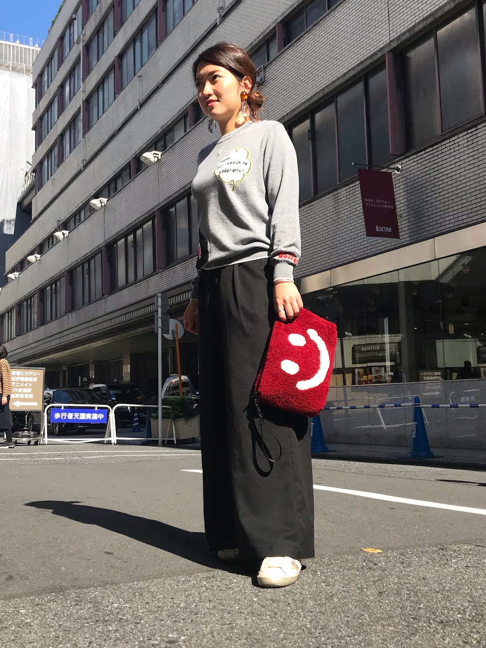 「秋コーデ、スニーカー、Loderetto、GOLDEN GOOSE、カジュアル、スマイル、ニコちゃん、droitbello、B2nd、b2nd新宿」｜「DROIT BELLOのDROIT BELLO（ドロイトベロ）スマイルショルダーバッグ（ショルダーバッグ、レッド系）」を使った、Ito Tomomiさん（レディース・160cm）の秋コーディネートの1枚目の写真