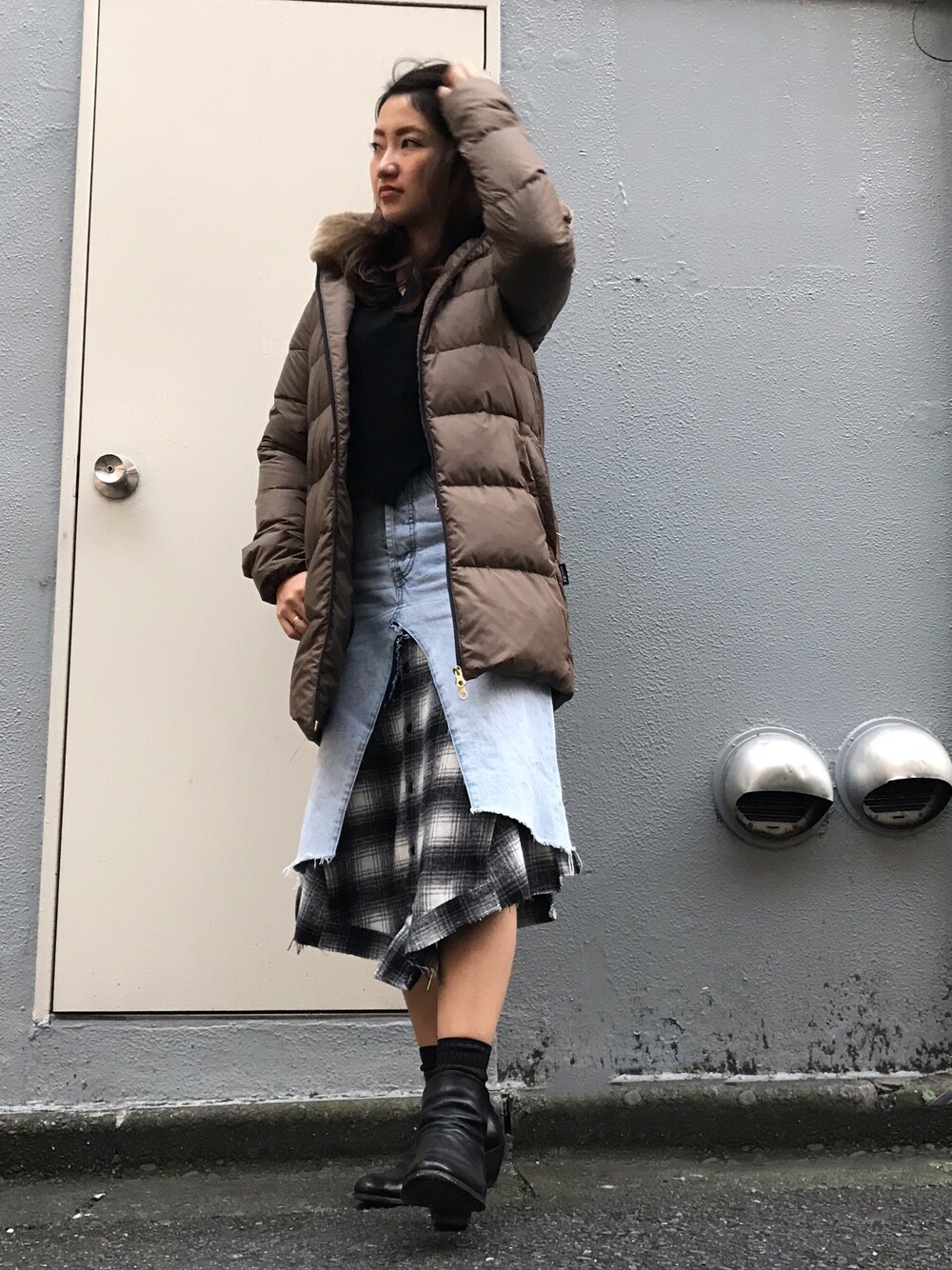 「DUVETICA、ダウンジャケット、ブーツ、デニムスカート、秋、B2nd、b2nd新宿」｜「VINTI ANDREWSのアイテム（デニムスカート、ブルー系）」を使った、Ito Tomomiさん（レディース・160cm）の秋コーディネートの1枚目の写真