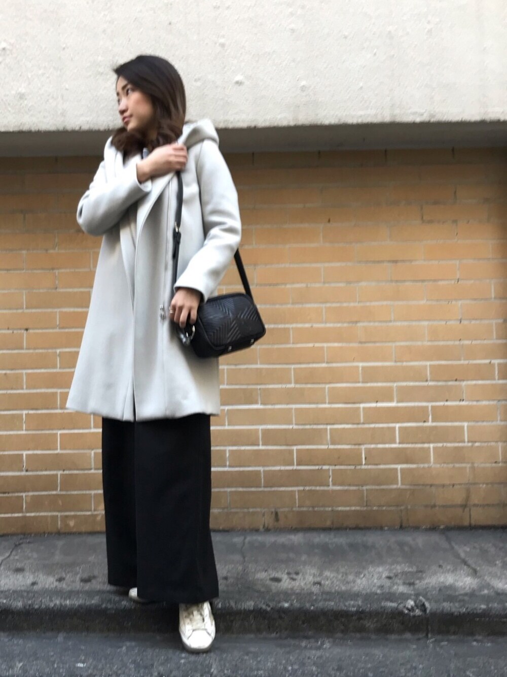 「GOLDEN GOOSE、冬コーデ、パンツスタイル、ootd、B2nd、オトナカジュアル、droitbello、b2nd新宿」｜「DROIT BELLOのDROIT BELLO(ドロイトベロ)ｽﾀｰｷﾙﾃｨﾝｸﾞﾚｻﾞｰﾊﾞｯｸﾞ（ショルダーバッグ、ブラック系）」を使った、Ito Tomomiさん（レディース・160cm）の冬コーディネートの1枚目の写真