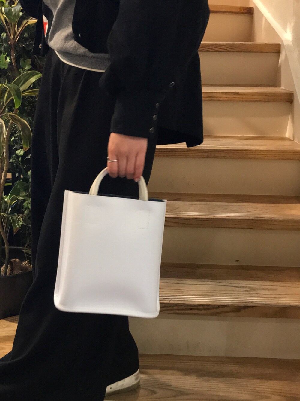 「レザー、バッグ、B2nd、オトナカジュアル、b2nd新宿、pieni」｜「PIENIのPIENI（ピエニ）TOTE S/トート（トートバッグ、ブラック系）」を使った、Ito Tomomiさん（レディース・160cm）の冬コーディネートの1枚目の写真