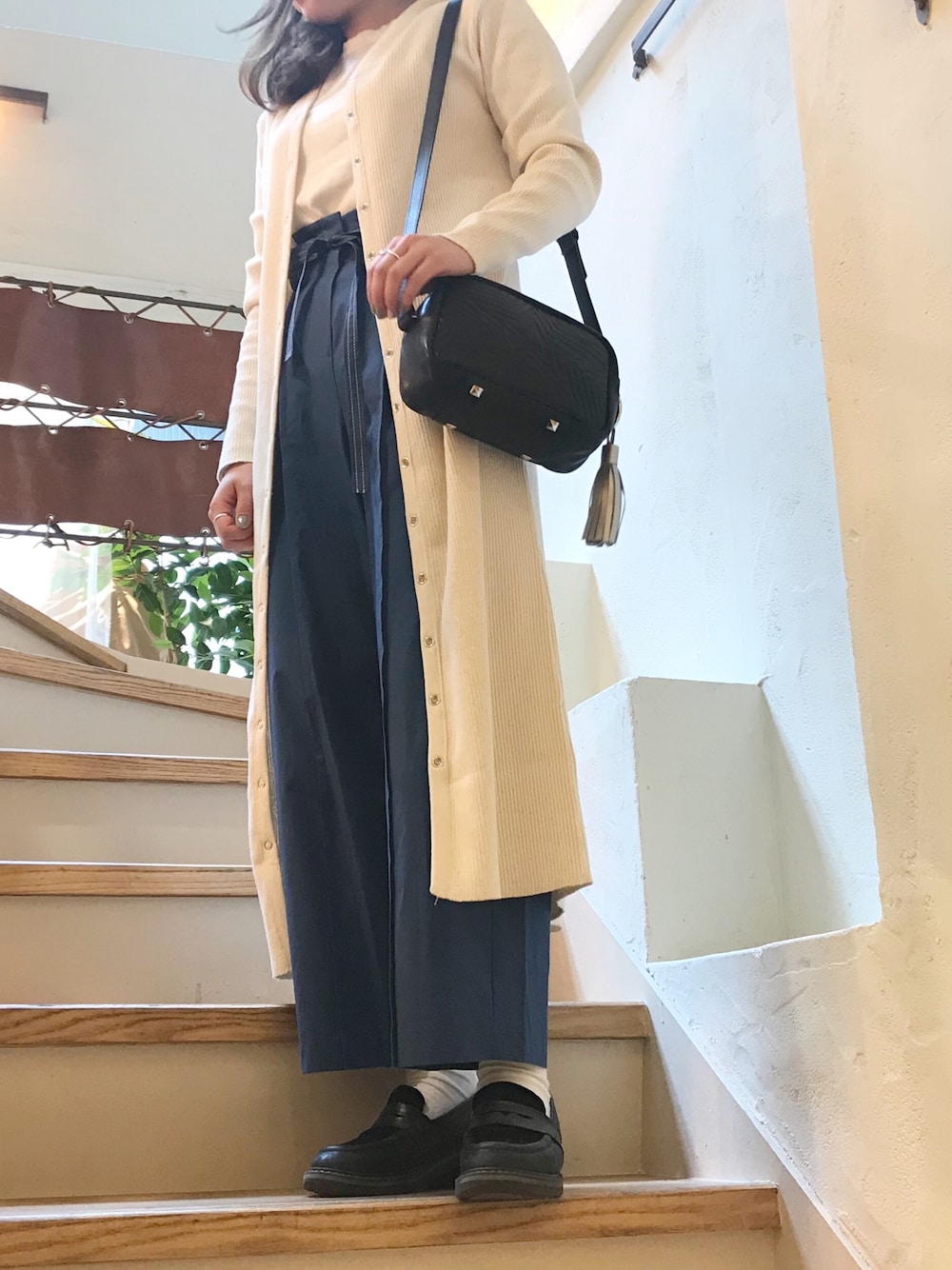 「シンプル、休日スタイル、春コーデ、カジュアルコーデ、B2nd、b2nd新宿」｜「Munichのアイテム（カーディガン/ボレロ、ベージュ系）」を使った、Ito Tomomiさん（レディース・160cm）の春コーディネートの1枚目の写真