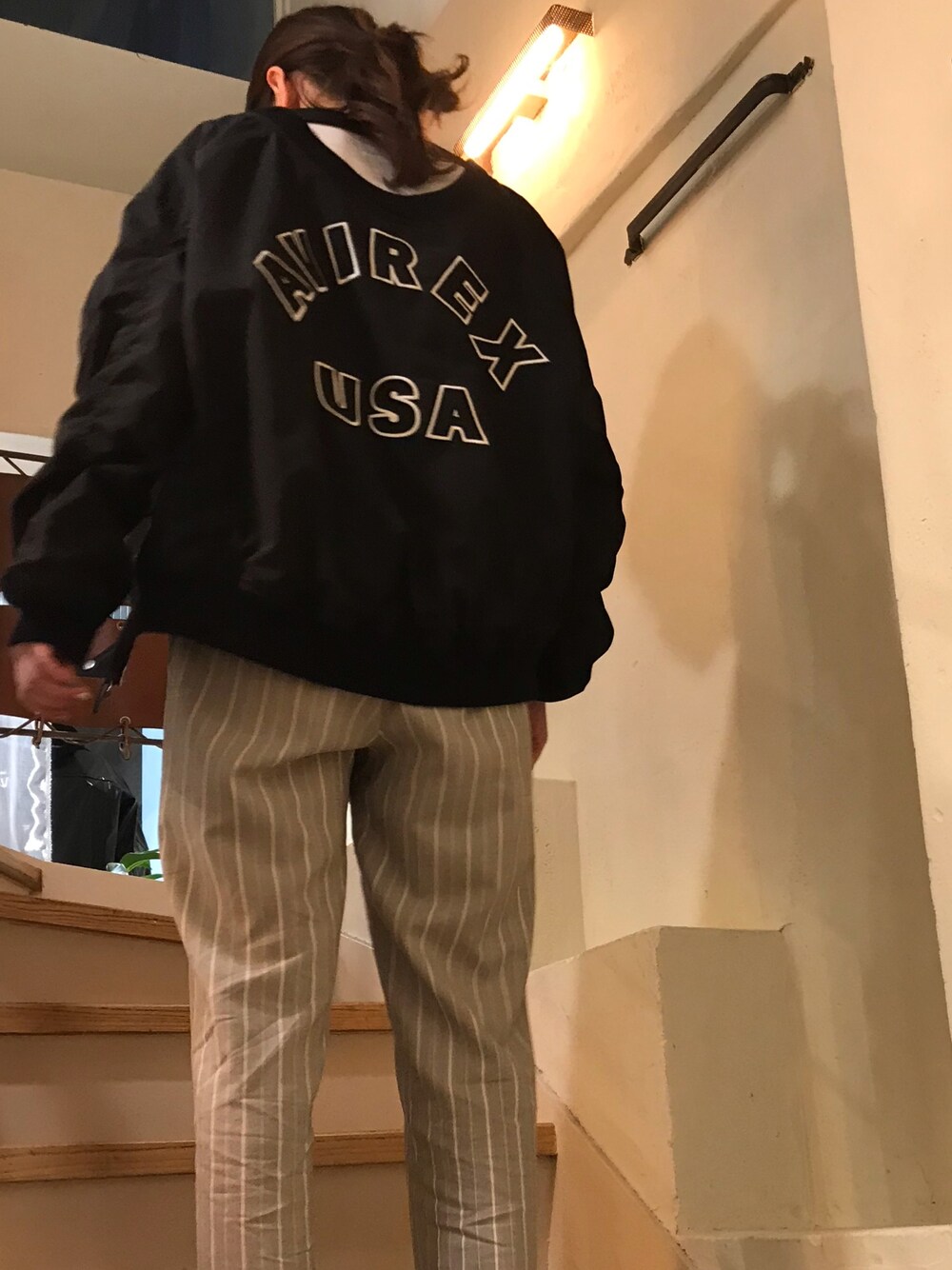 「AVIREX、春、シンプルコーデ、B2nd、オトナカジュアル、EZUMI、b2nd新宿」｜「AVIREXのAVIREX×EZUMi（アヴィレックス×エズミ）別注ﾌﾞﾙｿﾞﾝ（ブルゾン、ブラック系）」を使った、Ito Tomomiさん（レディース・160cm）の春コーディネートの1枚目の写真