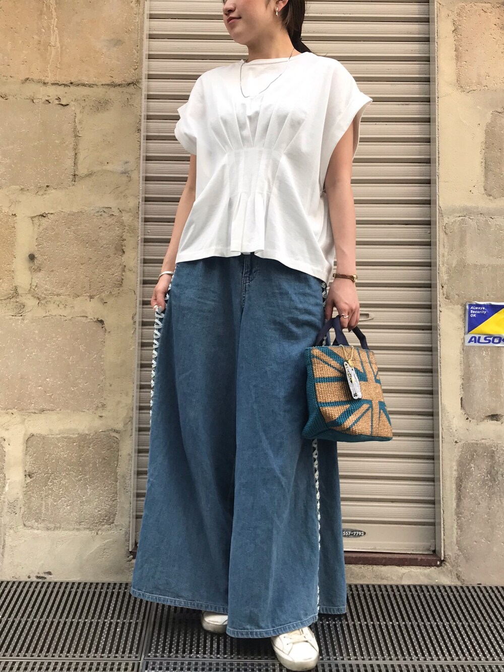 「GOLDEN GOOSE、春夏コーデ、デニムコーデ、B2nd、オトナ女子、スターピアス、RITO、droitbello」｜「RITOのアイテム（Tシャツ/カットソー、ホワイト系）」を使った、Ito Tomomiさん（レディース・160cm）の春コーディネートの1枚目の写真