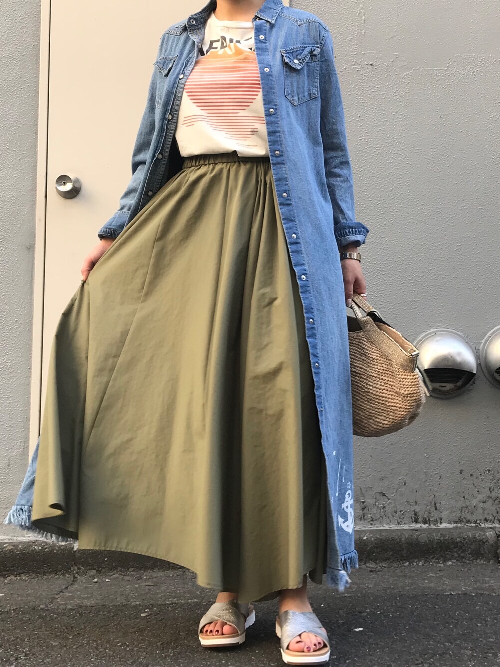 「フレアスカート、REMI RELIEF、大人カジュアル、UGG、休日スタイル、ラクチンコーデ、B2nd、droitbello」｜「DROIT BELLOのDROIT BELLO（ドロイトベロ）ASYMMETRY SKIRT/アシンメトリースカート（スカート、グリーン系）」を使った、Ito Tomomiさん（レディース・160cm）の春コーディネートの1枚目の写真