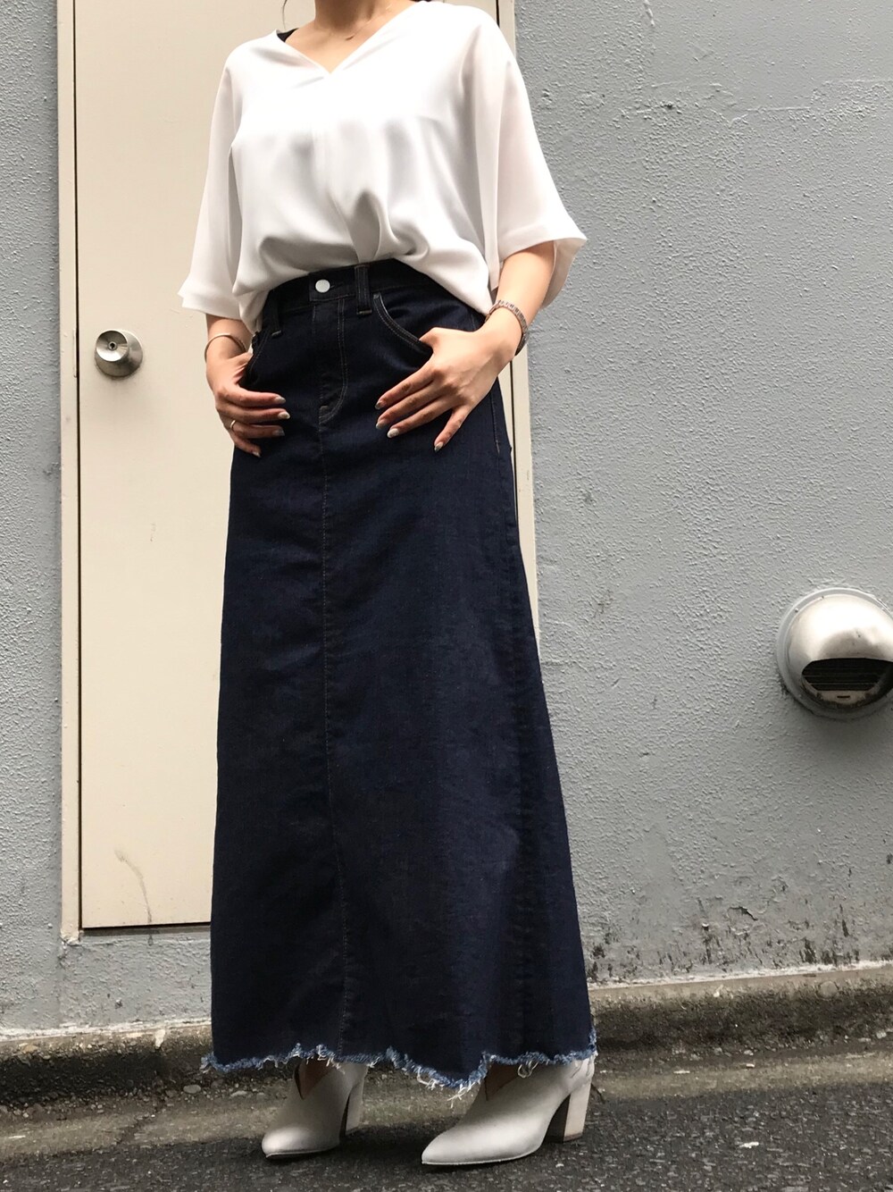 「シンプル、デニムスカート、きれいめカジュアル、春夏コーデ、B2nd、OFFICINE CREATIVE、今日のコーデ、surt、ALYSI」｜「ALYSIのアイテム（シャツ/ブラウス、ホワイト系）」を使った、Ito Tomomiさん（レディース・160cm）の春コーディネートの1枚目の写真