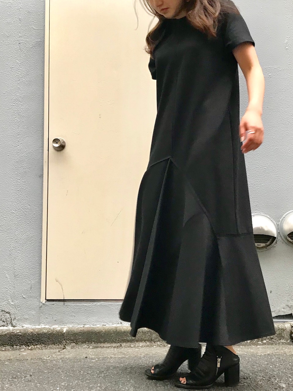 「rekisami、ワンピース、夏、OFFICINE CREATIVE、B2nd、黒ワンピース、b2nd新宿」｜「REKISAMIのアイテム（ワンピース/ドレス、ブラック系）」を使った、Ito Tomomiさん（レディース・160cm）の夏コーディネートの1枚目の写真
