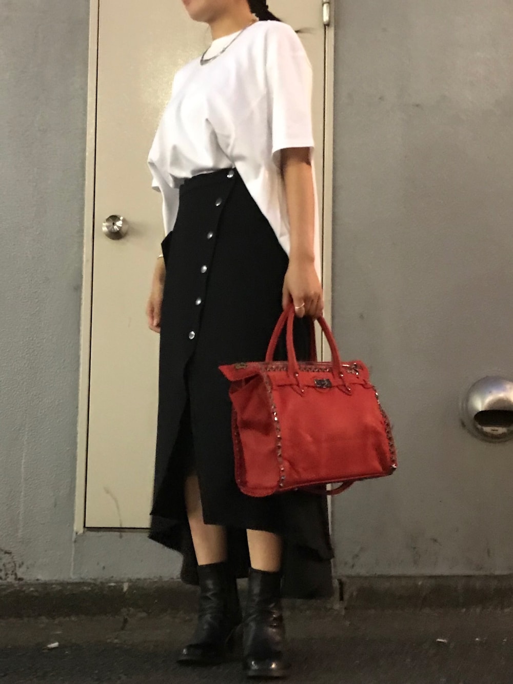 「EZUMI、GIORGIOBRATO、赤バッグ、B2nd、スカート、b2nd新宿、アラサー」｜「EZUMiのEZUMi（エズミ）ﾊﾞｯｸﾌﾚｱTｼｬﾂ（Tシャツ/カットソー、ホワイト系）」を使った、Ito Tomomiさん（レディース・160cm）の夏コーディネートの1枚目の写真