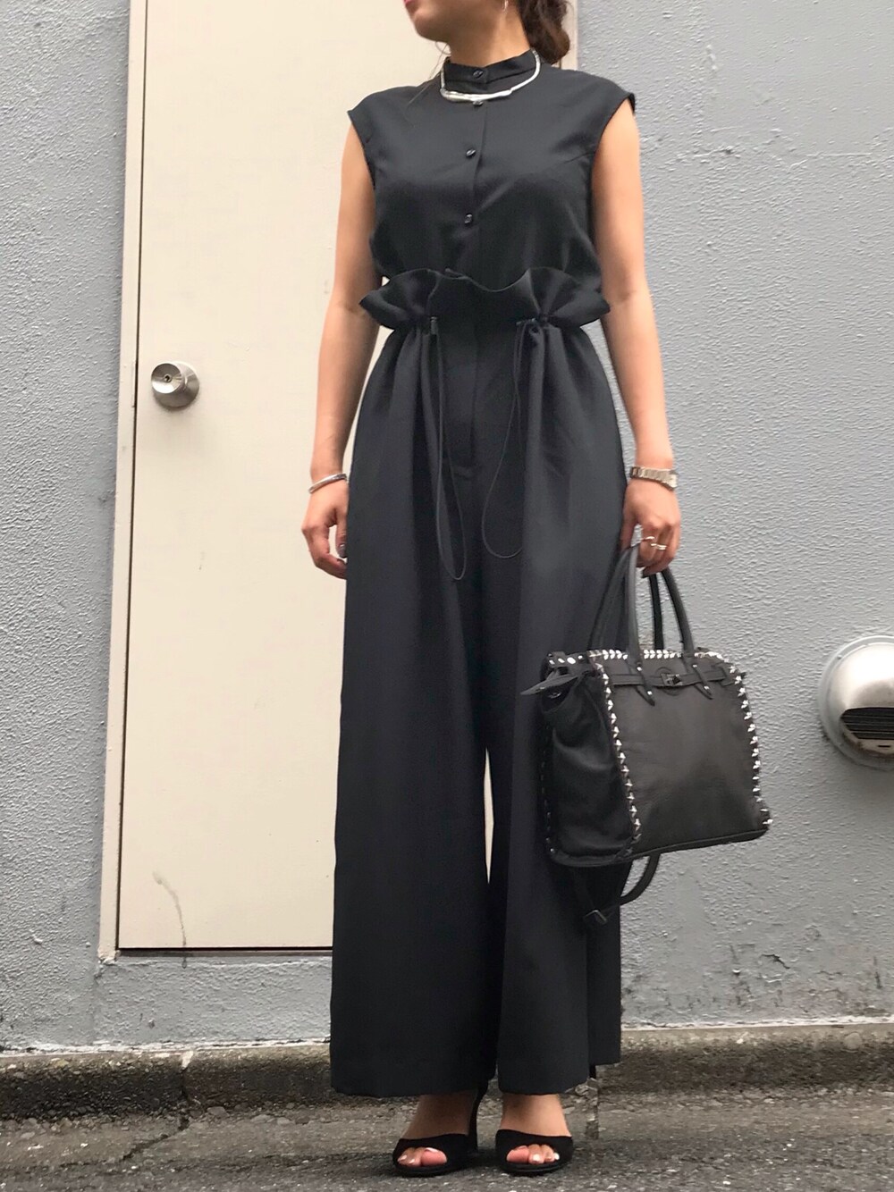 「B2nd、EZUMI、b2nd新宿、オールインワン、WLGbyGiorgioBrato」｜「EZUMiのアイテム（つなぎ/オールインワン、ブラック系）」を使った、Ito Tomomiさん（レディース・160cm）の夏コーディネートの1枚目の写真