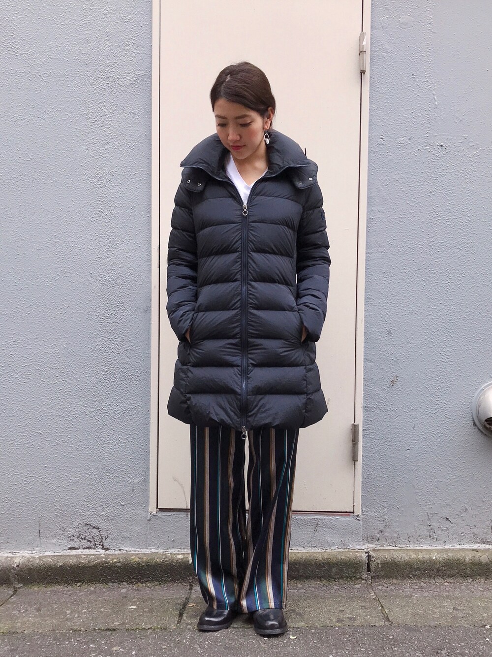 「ダウンコート、TATRAS、カジュアルコーデ、B2nd、anne marie chagnon、b2nd新宿」｜「OFFICINE CREATIVEのアイテム（ブーツ、ブラック系）」を使った、Ito Tomomiさん（レディース・160cm）の夏コーディネートの1枚目の写真