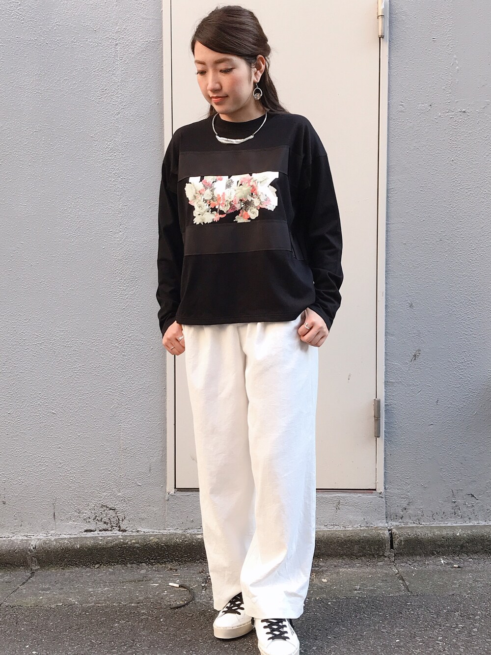 「rekisami、B2nd、b2nd新宿、夏、別注、ロンティー」｜「REKISAMIのアイテム（Tシャツ/カットソー、ブラック系）」を使った、Ito Tomomiさん（レディース・160cm）の夏コーディネートの1枚目の写真