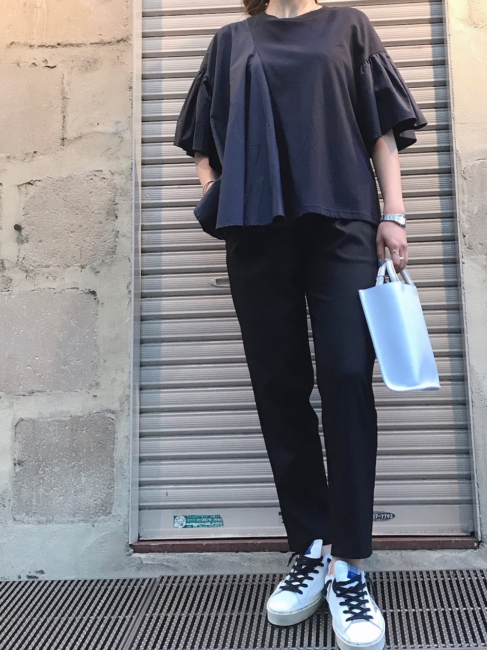 「GOLDEN GOOSE、rekisami、B2nd、オトナカジュアル、マルシャルテル、b2nd新宿」｜「REKISAMIのアイテム（Tシャツ/カットソー、ブルー系）」を使った、Ito Tomomiさん（レディース・160cm）の夏コーディネートの1枚目の写真