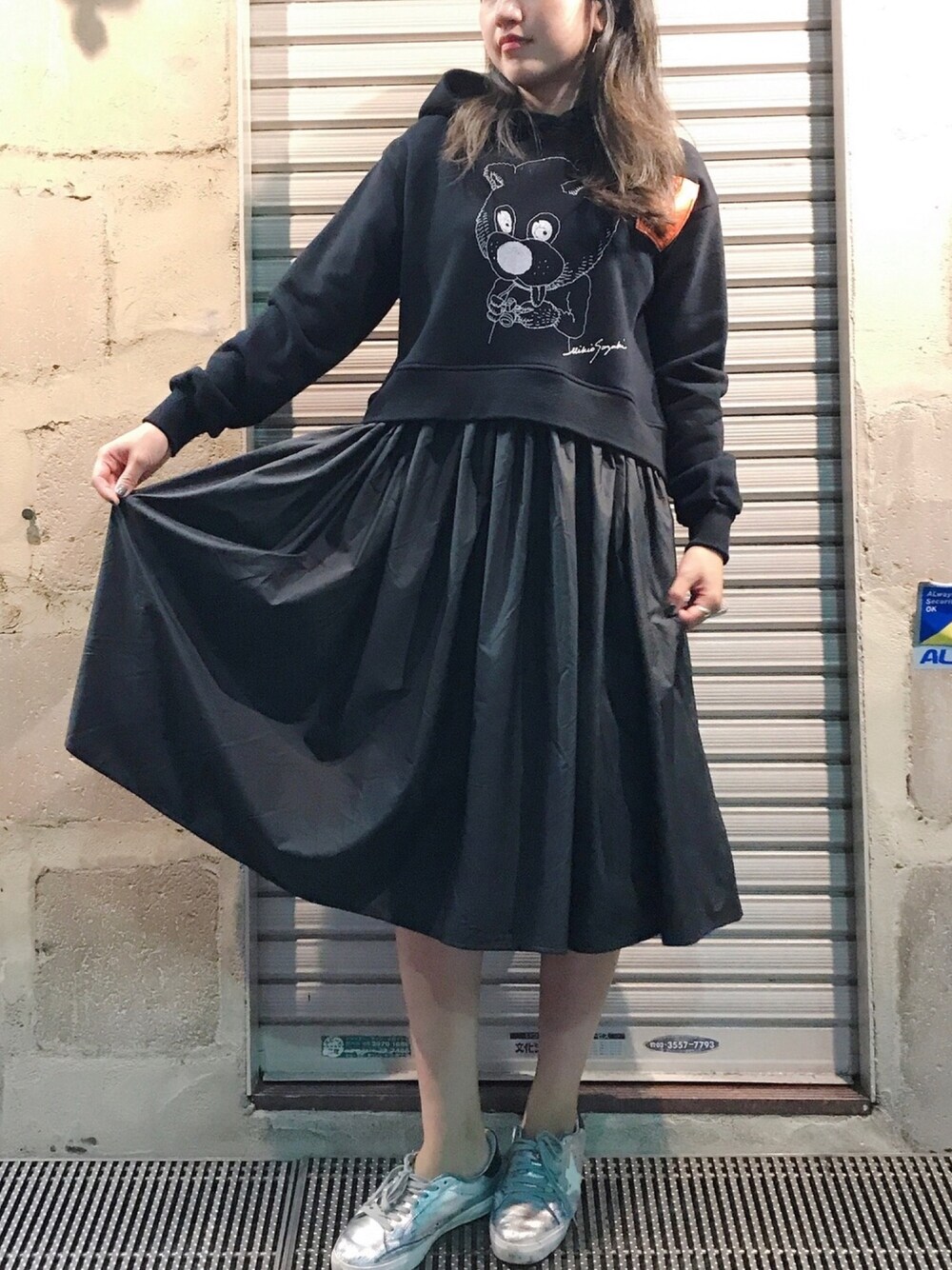 「ONEMADE、B2nd、ワンピース、きれいめカジュアル、おしゃれさんと繋がりたい、GOLDEN GOOSE、スニーカー」｜「GOLDEN GOOSEのアイテム（スニーカー、シルバー系）」を使った、Ito Tomomiさん（レディース・160cm）の夏コーディネートの1枚目の写真