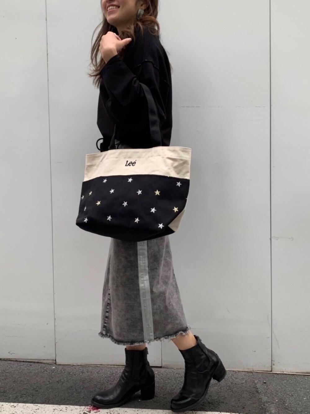 「RITO、OFFICINE CREATIVE、LEE、surt、カジュアルコーデ、タイトスカート、休日スタイル、ブーツ、B2nd、b2nd新宿」｜「LeeのLee（リー）B’2nd別注Leeトートバック（トートバッグ、ブラック系）」を使った、Ito Tomomiさん（レディース・160cm）の秋コーディネートの1枚目の写真