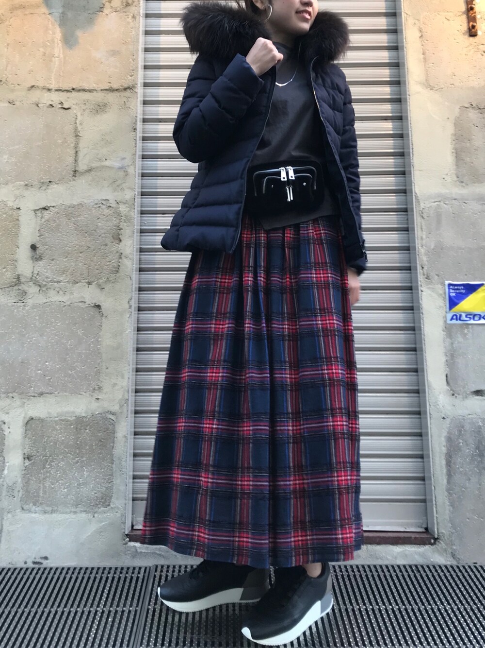 「TATRAS、B2nd、b2nd新宿、大人カジュアル、ダウンジャケット、休日スタイル、スカート」｜「Munichのアイテム（スカート、レッド系）」を使った、Ito Tomomiさん（レディース・160cm）の秋コーディネートの1枚目の写真