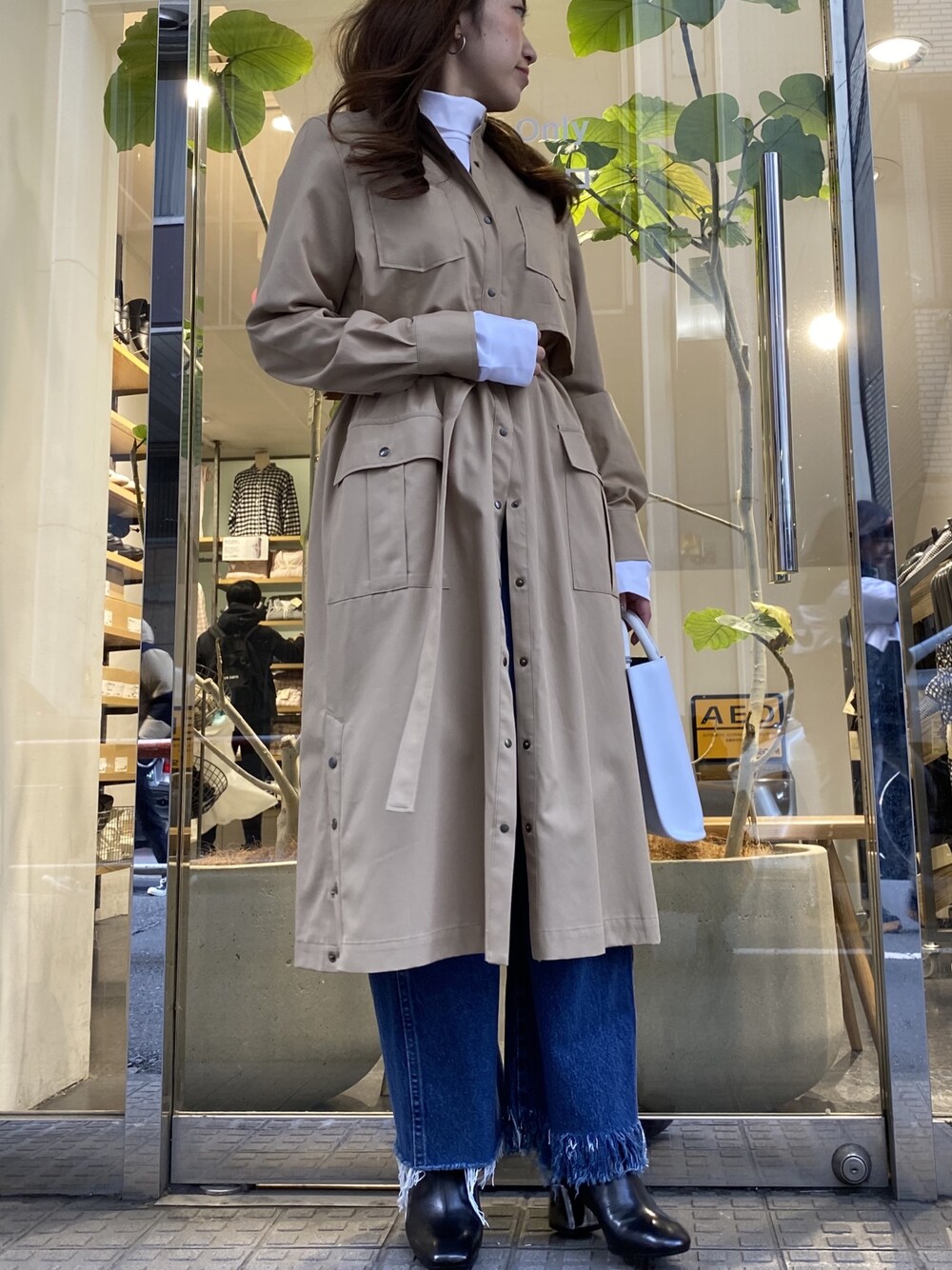 「EZUMI、ワンピース、B2nd、b2nd新宿、シンプルコーデ、pieni、着回しコーデ、トレンチコート、今日のコーデ」｜「EZUMiのEZUMi（エズミ）別注シャツワンピース（シャツワンピース、ベージュ系）」を使った、Ito Tomomiさん（レディース・160cm）の冬コーディネートの1枚目の写真