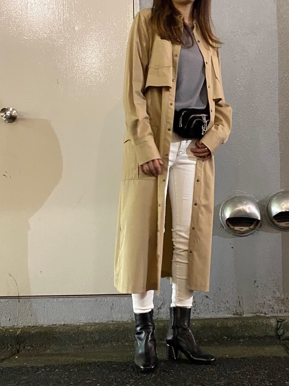 「B2nd、シンプル、はるコーデ、ワンピース、b2nd新宿、surt、デニム、パンツスタイル、ブーツ」｜「EZUMiのEZUMi（エズミ）別注シャツワンピース（シャツワンピース、ベージュ系）」を使った、Ito Tomomiさん（レディース・160cm）の冬コーディネートの1枚目の写真