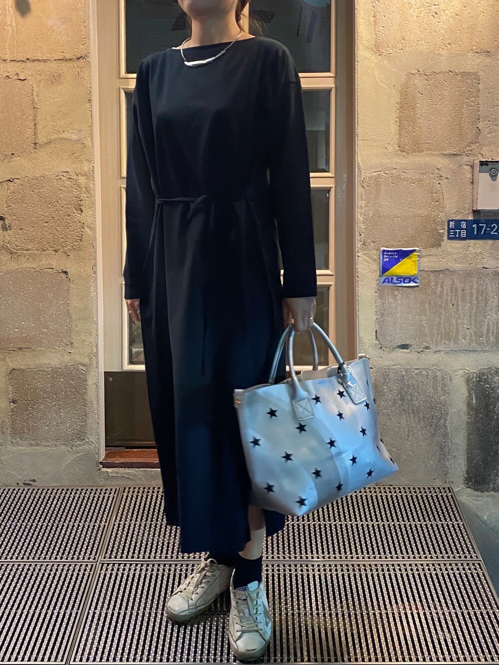 「droitbello、B2nd、b2nd新宿、オトナカジュアル、シンプルコーデ、ワンピース、星柄、スニーカーコーデ」｜「DROIT BELLOのDROIT BELLO（ドロイトベロ）星刺繍ビックトートバック（トートバッグ、シルバー系）」を使った、Ito Tomomiさん（レディース・160cm）の冬コーディネートの1枚目の写真