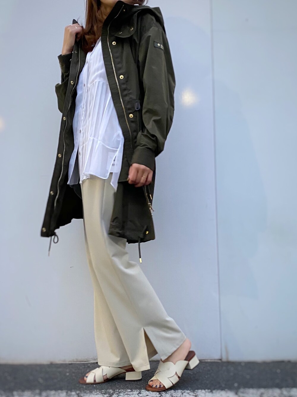 「モッズコート、カジュアル、カーキ、サンダル、大人コーデ、TATRAS、パンツスタイル、春コーデ、B2nd、b2nd新宿」｜「systemのアイテム（シャツ/ブラウス、ホワイト系）」を使った、Ito Tomomiさん（レディース・160cm）の冬コーディネートの1枚目の写真