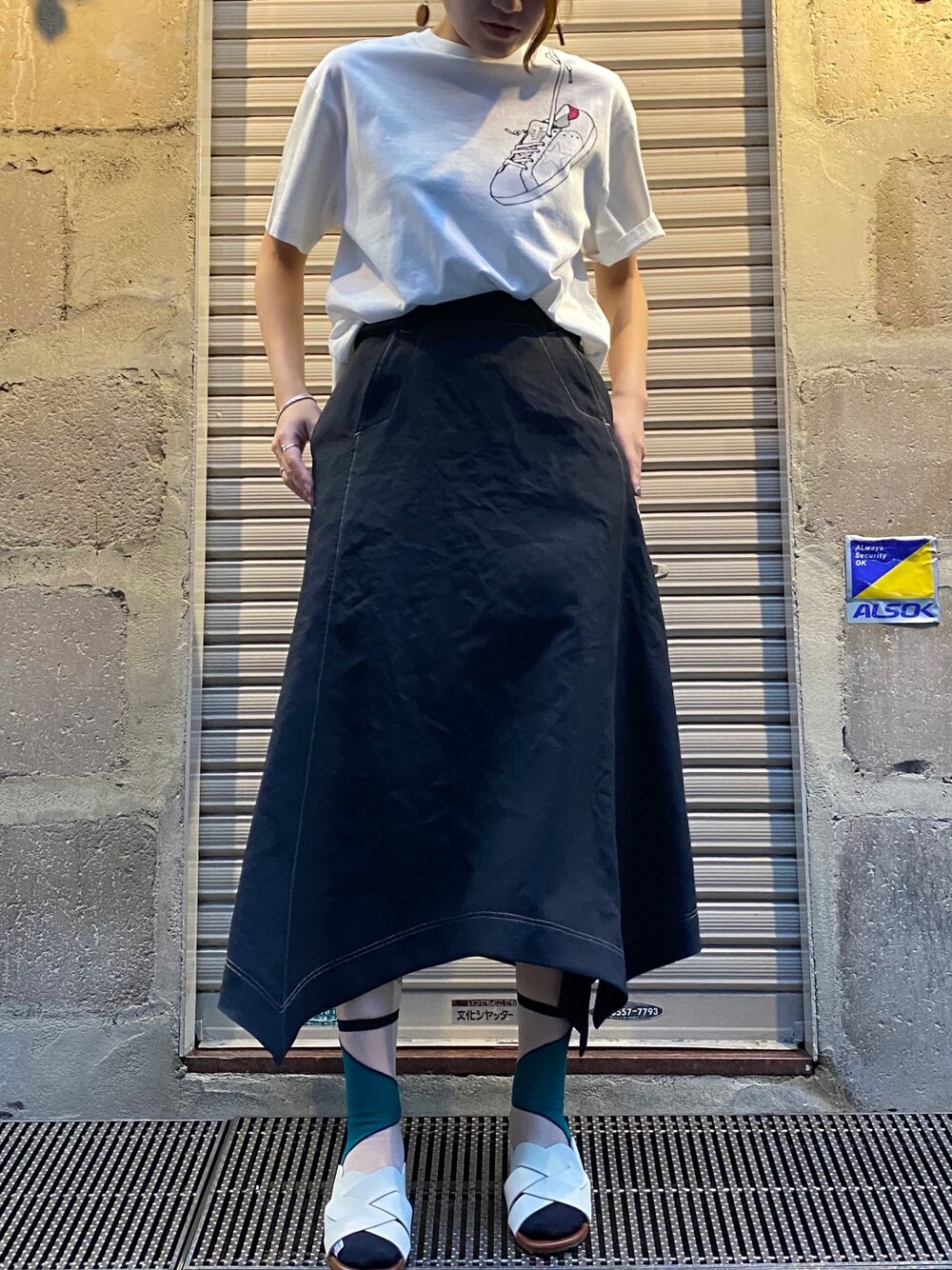 「GOLDEN GOOSE、EARIH、CHIEMIHARA、B2nd、b2nd新宿、ラクチンコーデ、スカート、きれいめカジュアル、はるコーデ、シンプルコーデ」｜「EARIHのアイテム（スカート、ブルー系）」を使った、Ito Tomomiさん（レディース・160cm）の春コーディネートの1枚目の写真